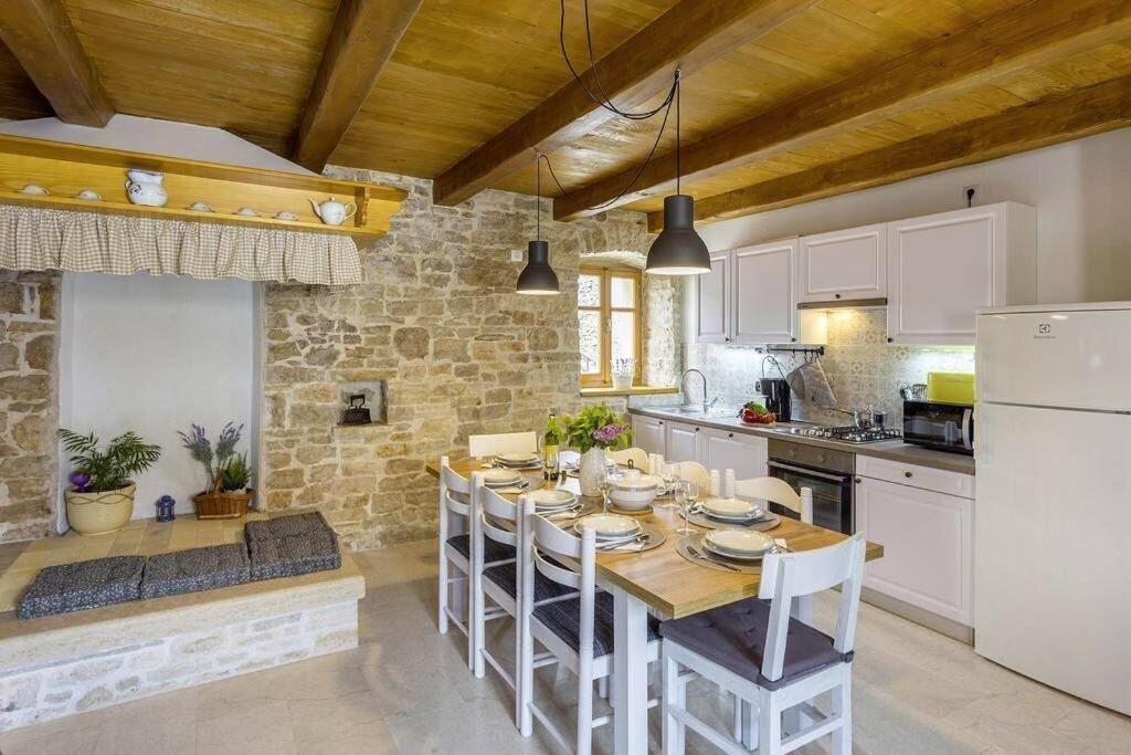 House Kristina **** Villa Burići Eksteriør bilde
